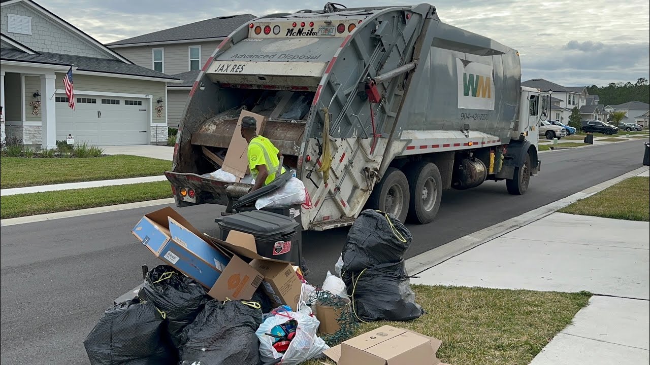 Speedy Gray WM Mack MRU McNeilus Rear Loader Garbage Truck Packing Post Christmas Trash
