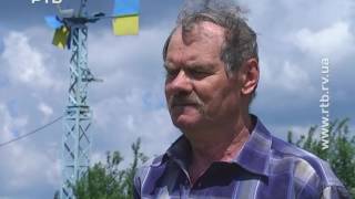 На Рівненщині чоловік сам змайстрував вітряк, щоб не платити нікому за електрику