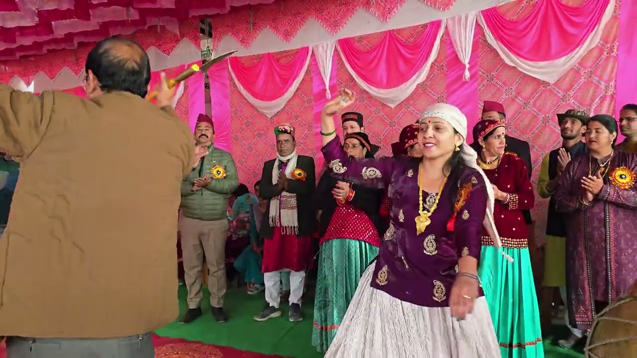 Pradhan G Ki daavat mai paramparik pahari dance...