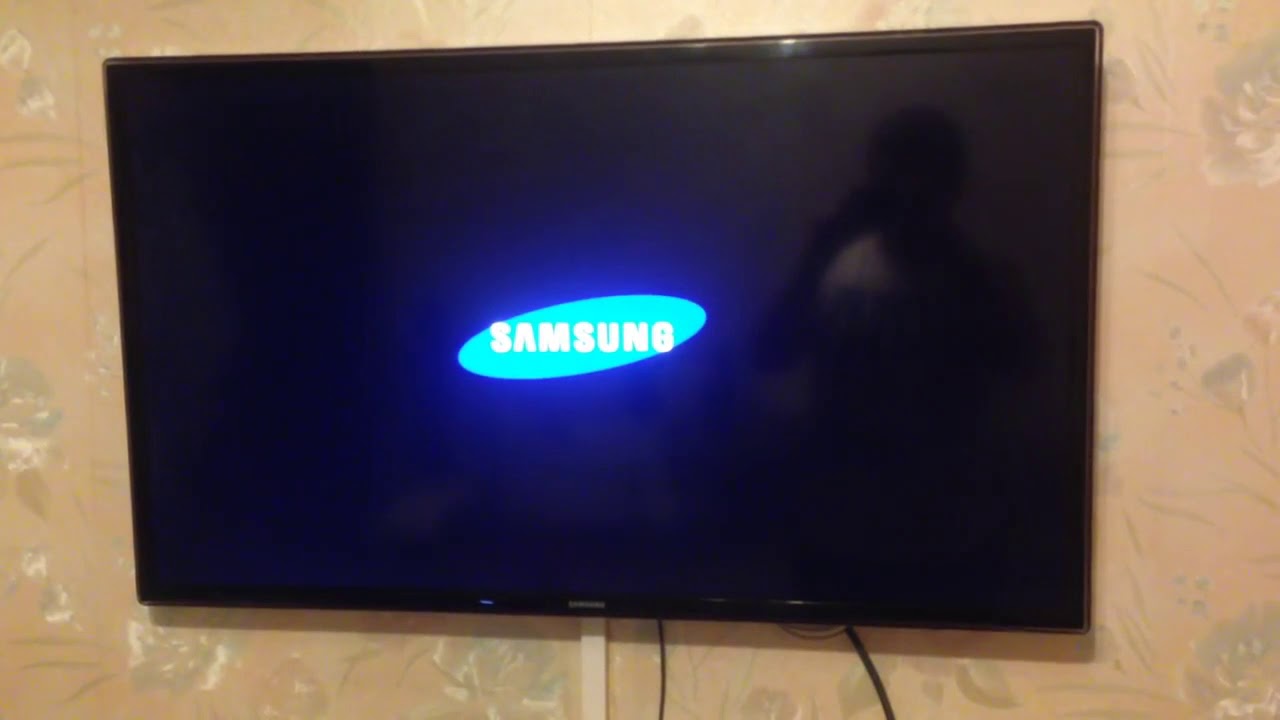Почему сам включается телевизор самсунг. Телевизор Samsung сам отключается. Samsung телевизор включается. Телевизор сам включается и выключается. Телевизор выключенный.