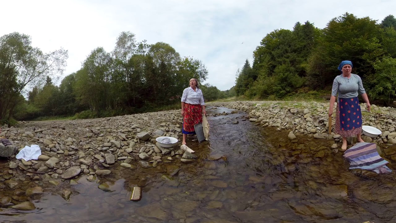 Tradycyjne pranie w potoku - Łopuszna