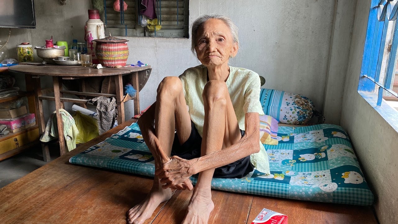 Bà cụ 87 tuổi nhưng chỉ nặng 28 ký, sống thiếu thốn khiến thân ...
