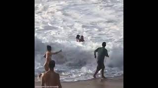 Australian pro surfer Mikey Wright ran into the sea to save a struggling swimmer in Hawaii  😳👏