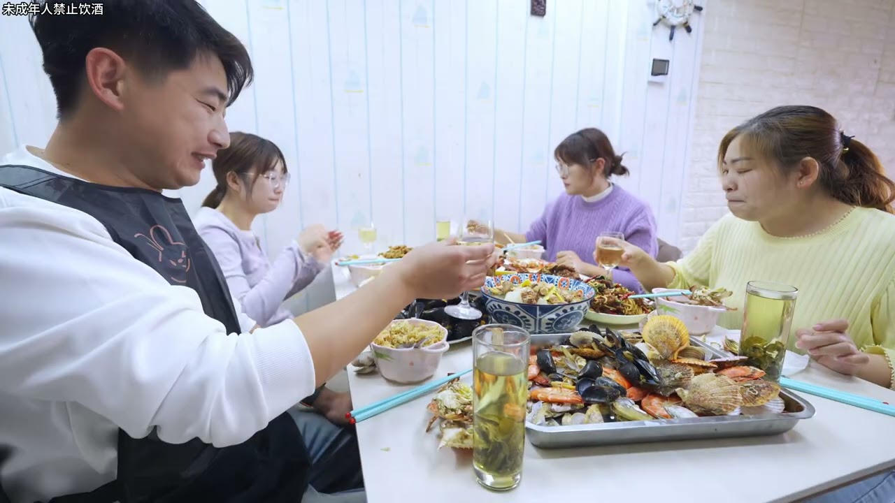 邀请喷香嫂子杨嫂子来家做客，大阳炖鸡汤蒸海鲜喝一杯，真高兴 #美食 #相聚时光 #美的星河弱碱净水器