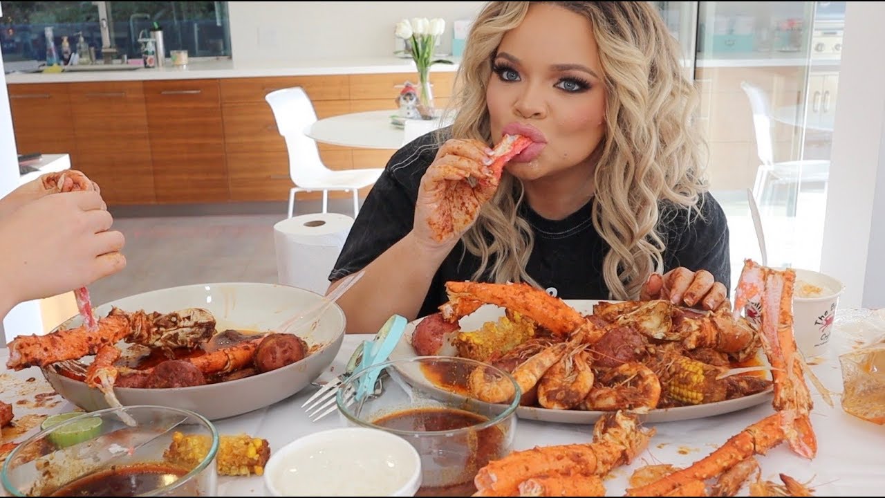 MESSY SEAFOOD BOIL + TRYING BLOVESLIFE AMAZON SAUCE FOR THE FIRST TIME