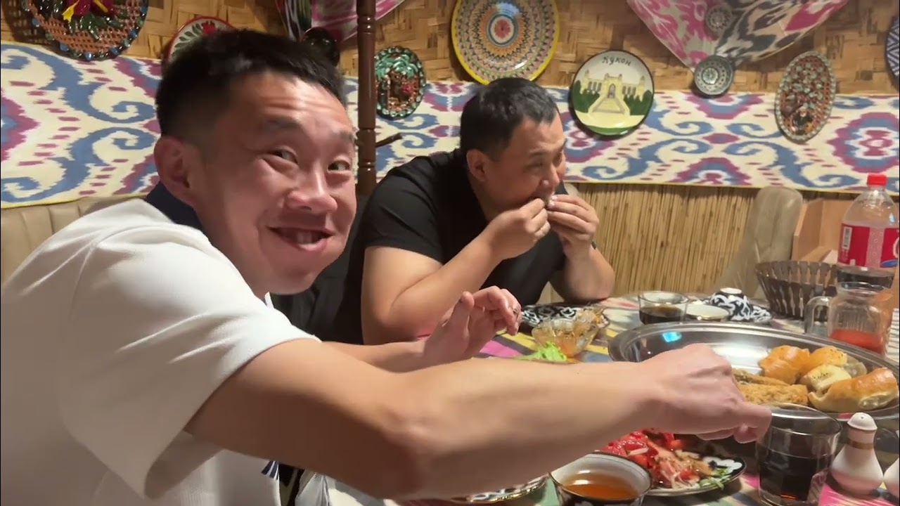 Корейцы пробуют узбекскую кухню. Жареная рыба. Показал,поймали,приготовили. Выходной день.