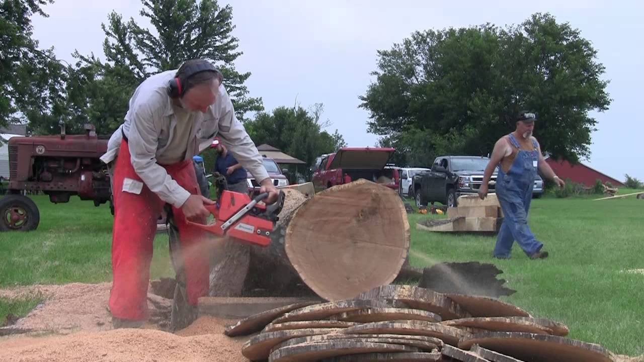 Husqvarna 372XP Chainsaw in Red Oak - YouTube