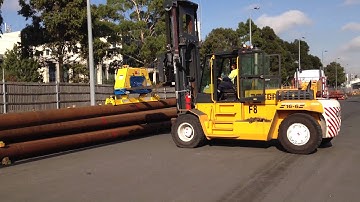 Vacuworx MC 5 Handling Steel Pipe on Docks in Melbourne