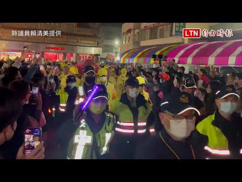 壯觀！「粉紅超跑」回鑾駐駕伸港福安宮 信眾「站」無虛席(縣議員賴清美提供)