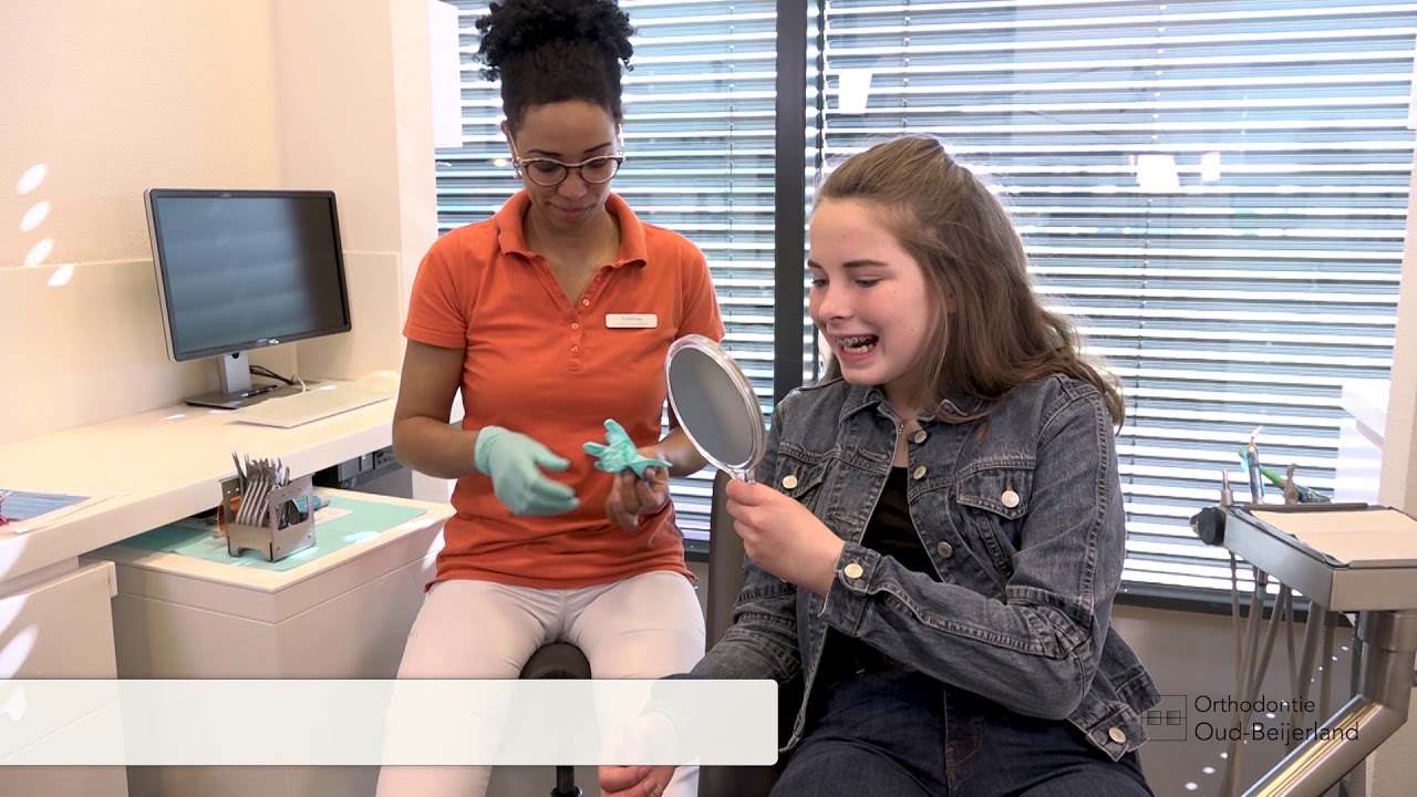Plaatsen van een slotjes beugel - Orthodontie Oud-Beijerland