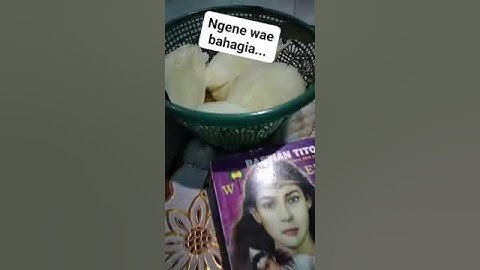 Menikmati secangkir kopi sambil baca novel Wiro Sableng ditemani singkong rebus, mantap tenan.