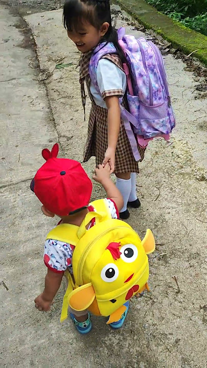 Download lagu Ate Thalia going to school