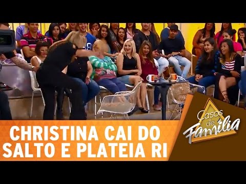 Casos de Família (26/08/16) - Christina cai do salto e plateia cai na risada