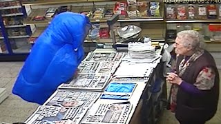 強盗は間違った女性に手を出した。女性は松葉杖を振りながら迎え撃つ!