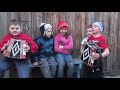 Ребятишки поют Катюшу