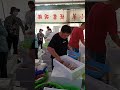 秋刀魚一隻3元 有客人偷拿別人的東西 #中彰海王子 #彰化八卦山觀光市集 #海鮮叫賣 #海鮮拍賣 #叫賣哥