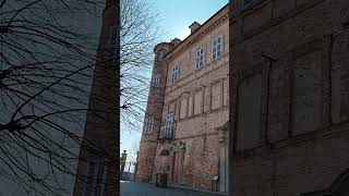Castello @ Magliano Alfieri
The Magliano Alfieri Castle stands in a once strategic position. Its imposing architecture dominates the Tanaro valley, the natural border between Langhe and Roero, making itself visible from the first villages of the lower Langa. Built in the second half of the 17th century, it was the summer residence of the Alfieri di Magliano family, becoming a place of residence for some famous people such as Count Catalano Alfieri and Monica Maillard de Tournon, mother of Vittorio Alfieri. Castello @ Magliano Alfieri
