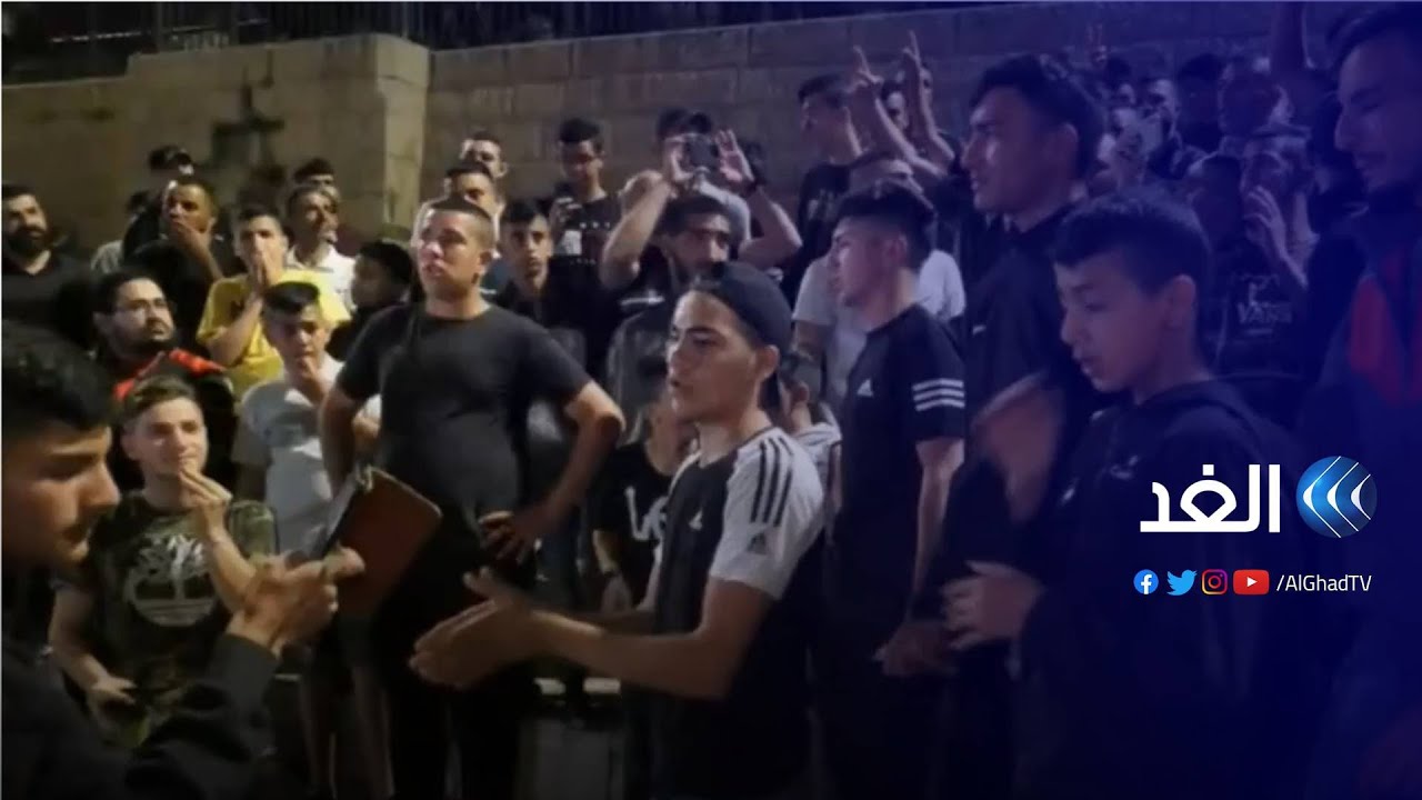 مراسل الغد: الفلسطينيون يزيلون الحواجز الحديدية  في ساحة باب العامود بالقدس وجنود الاحتلال يغادرون