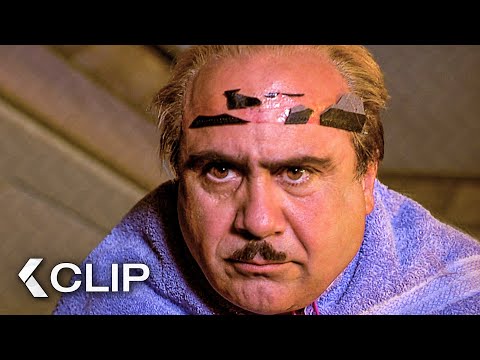 A Danny DeVito se el sombrero pegado a su Cabeza - MATILDA Clip