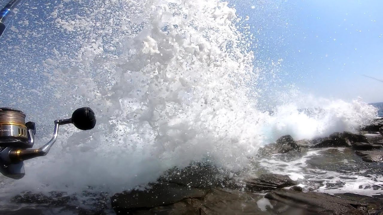 The Dangers of Rock Fishing! Beware of Terrifying Rogue Waves and