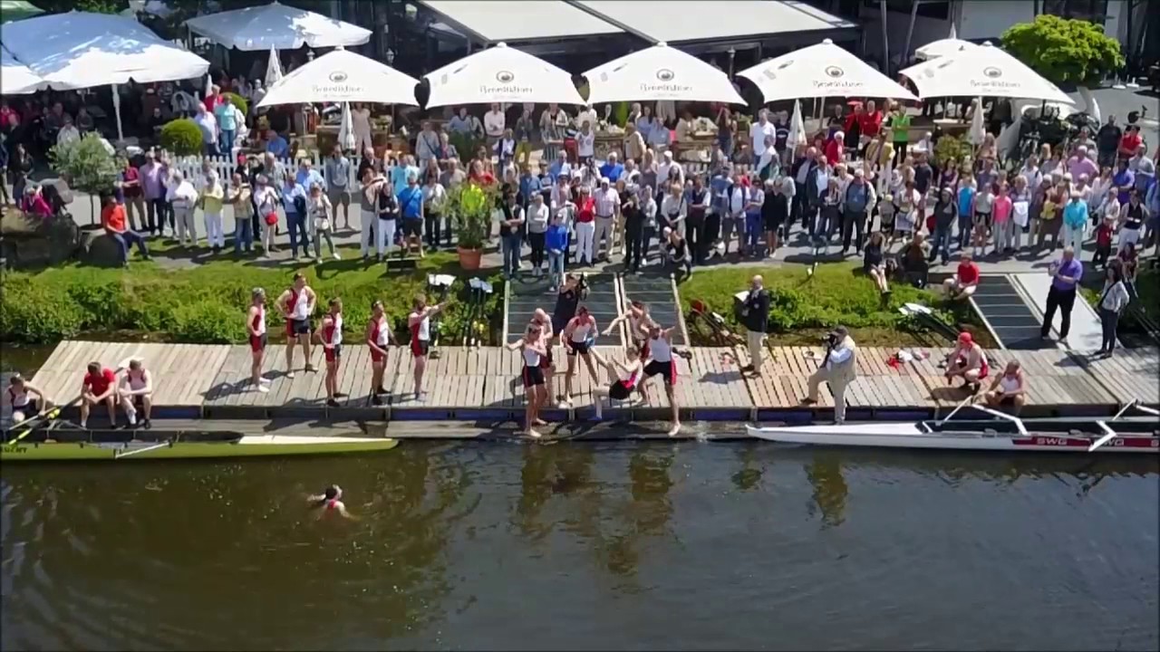 Steuerfrau geht baden