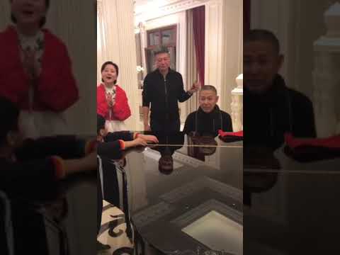 张燕唱《芳华》主题歌《绒花》，优美，陈道明钢琴伴奏，冯小刚建议苗苗献舞