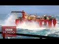 Olas gigantescas hacen tambalear una plataforma petrolera en el mar del norte