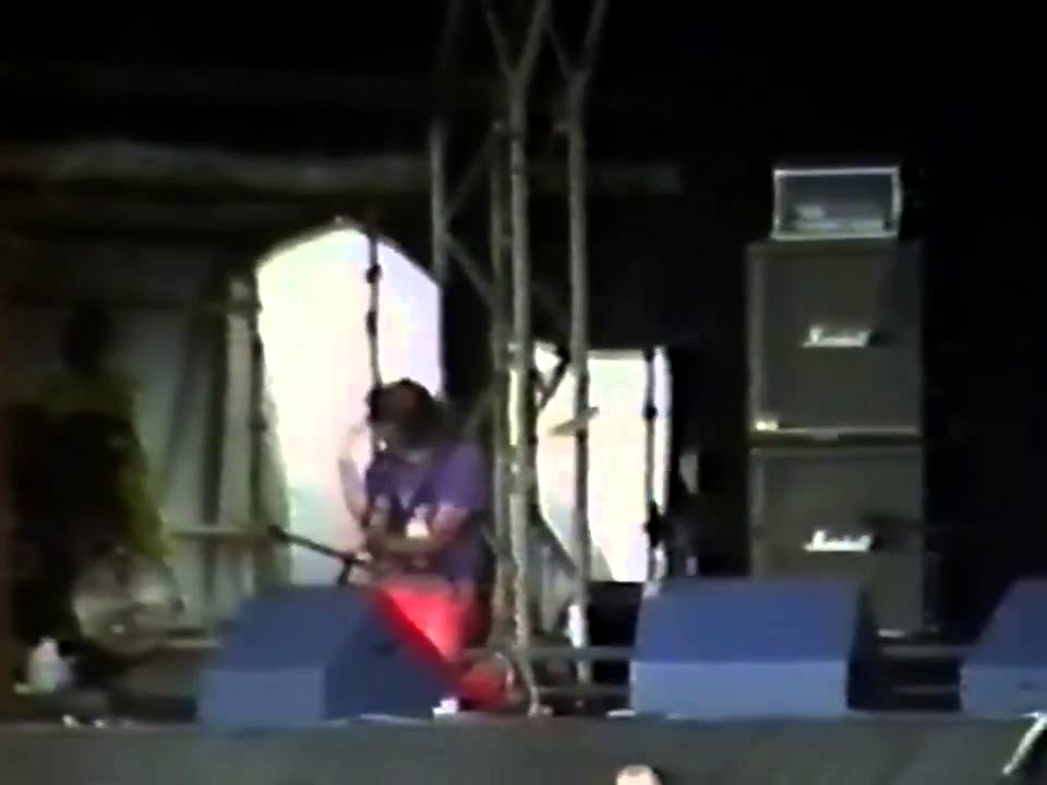 Dave Grohl played U2 – Sunday Bloody Sunday