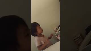 lucu Bingung Pertama Kali Balita Liat Telepon