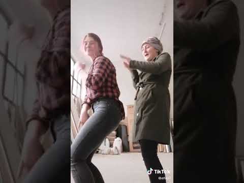 Periscope Liseli Elif arkadaşı ile birlikte twerk Show yapıyor