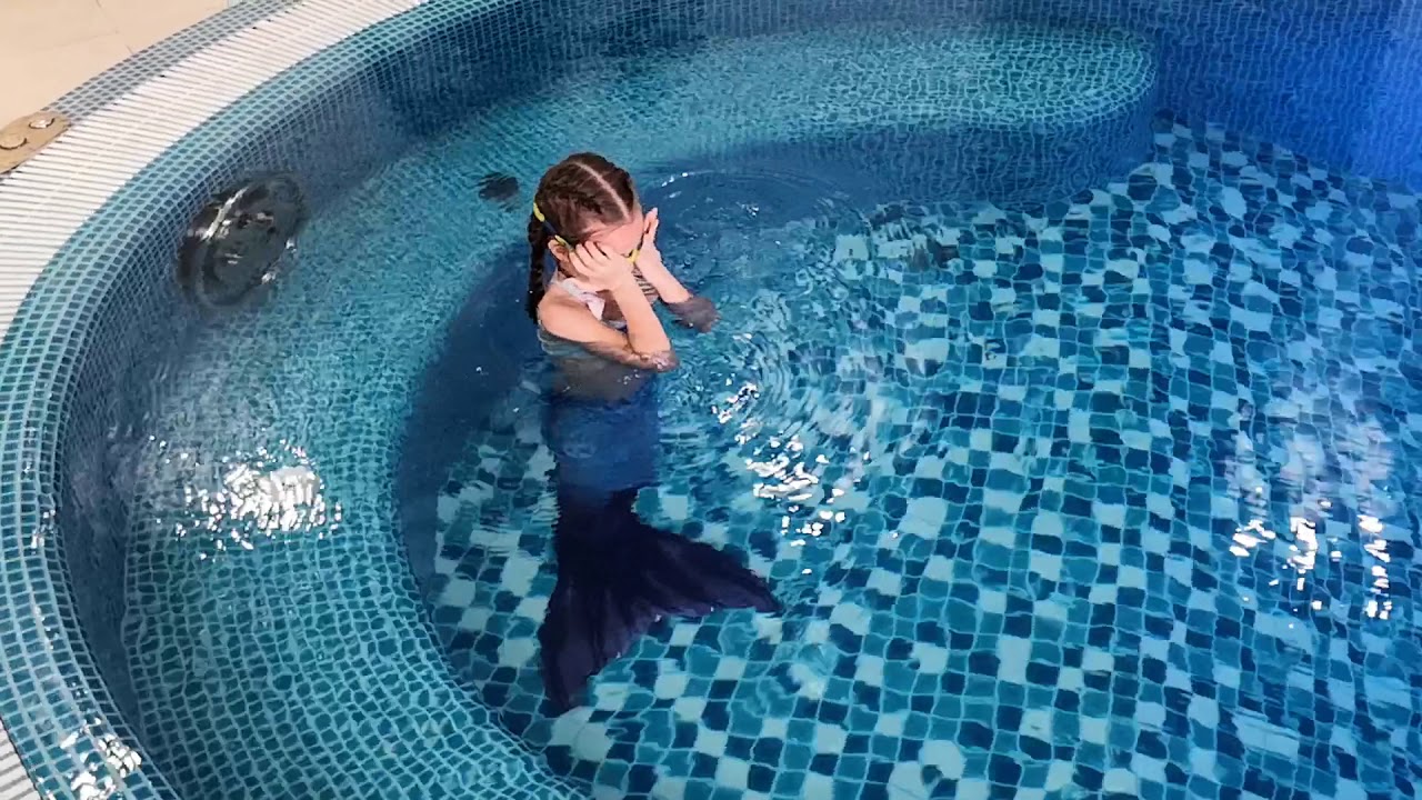 Как плавать с хвостом русалки - YouTube