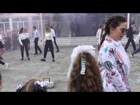 Флешмоб 1 сентября. Флешмоб 11 класса на 1 сентября. Флешмоб 1 сентября. Первое сентября танец 11 класс. Флешмоб 11 класса на 1 сентября.