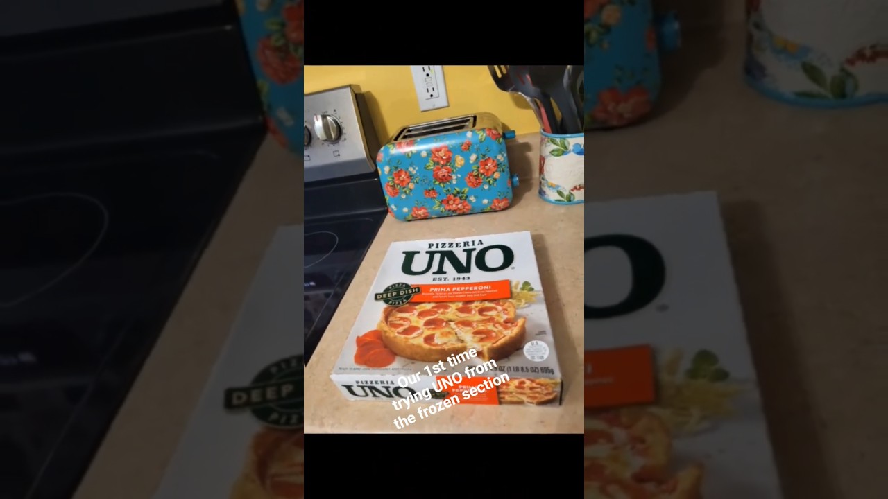 Trying UNO PIZZA 🍕 from the frozen food section 