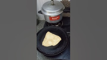 how to make layered triangle chapati in one minute 😋👌#howtomake #shortsfeed #foodshorts #ytshorts