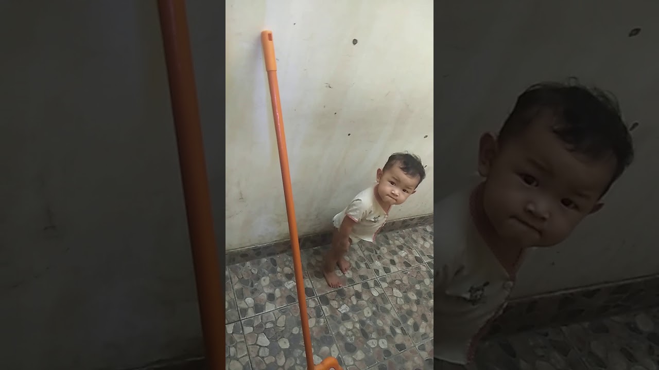 Anak kecil takut sama sapu 