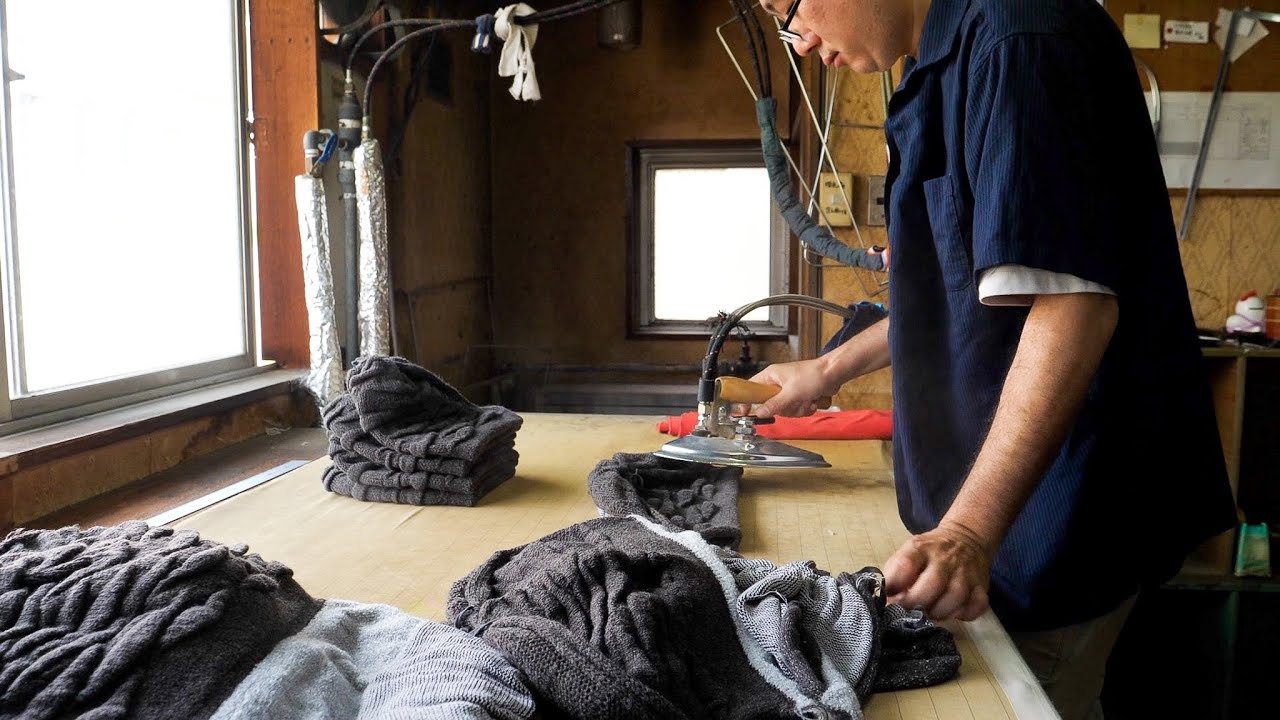 Процесс изготовления мятой вязаной шапки! Небольшая трикотажная фабрика в Осаке