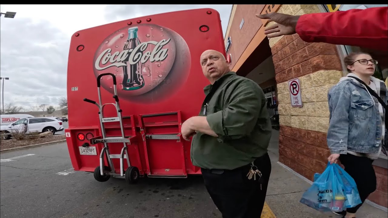 Менеджер магазина ругает начинающего водителя грузовика за незаконную парковку!