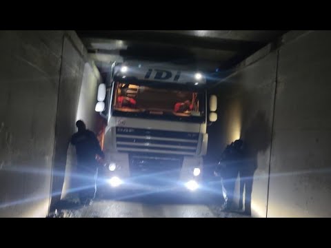 Застрял под мостом: спецоперация по вызволению фуры прошла успешно в Минеральных Водах
