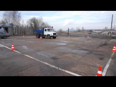 Выполнение упражнения заезд в гараж задним ходом грузового автомобиля