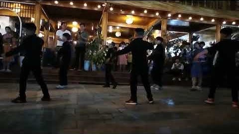 Các tv  nhí của CLB múa tại chợ đêm Cốc Pài