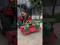 The female driver easily operates the Lu Yue 504 tractor, equipped with a Dongfanghong large-bore