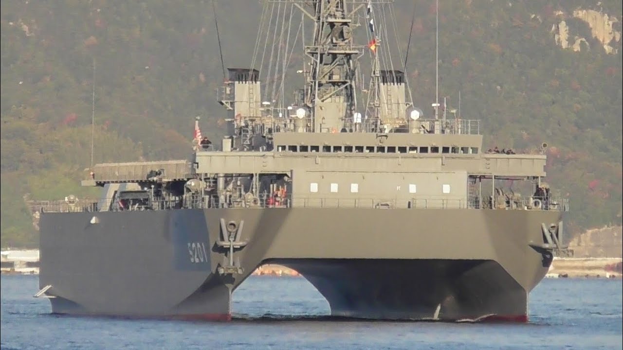 呉にしか配備されていない機密艦 音響測定艦ひびき 入港 Ocean