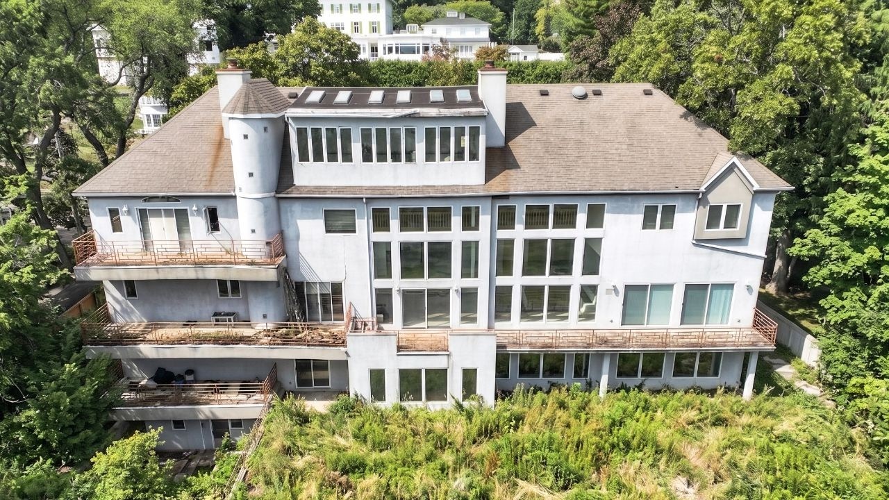 ⁣ABANDONED Tech MEGA MANSION (Everything Left Behind Inside)