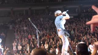 Keith Urban on his way back from B Stage in Minneapolis!