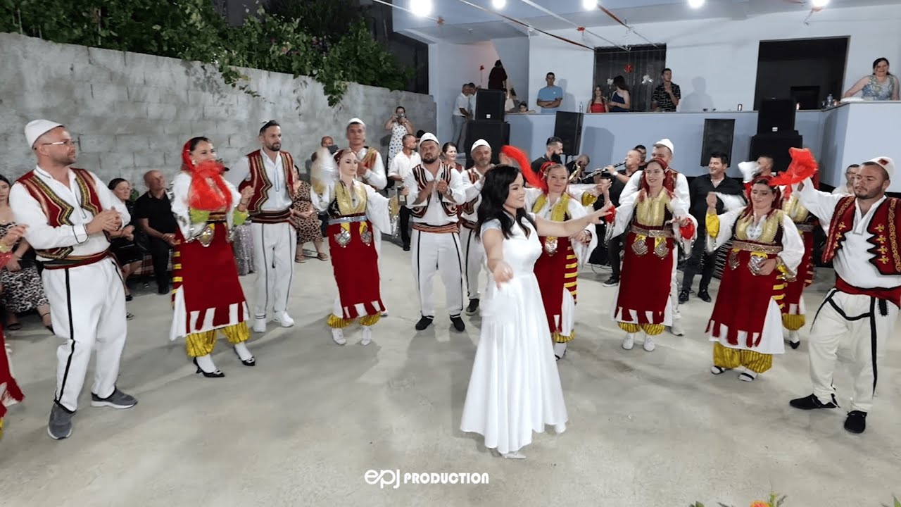 Krushqia surprizon nusen me veshje popullore ne naten e valleve - Dasma Shqiptare 2025