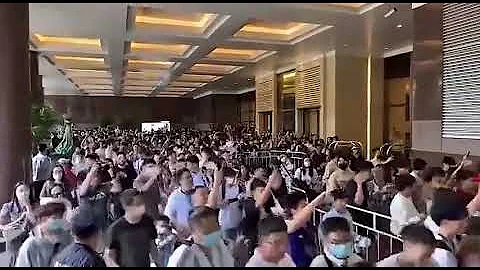 🤯Chinese fans in Argentina team hotel want to get a glimpse of Leo Messi - DayDayNews