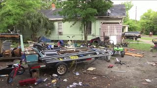 Neighbors react to trash in the yard
