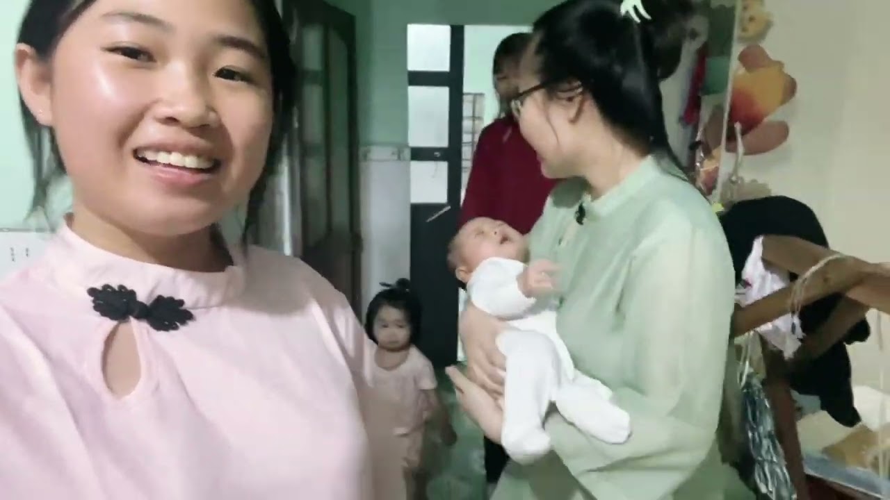 Unbox áo dài cùng em bé Cam Húi