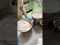 ストロベリーショコラシフォンケーキ 卵黄生地とメレンゲ混ぜ合わせ
