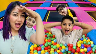 Jugamos a las ESCONDIDAS en un PARQUE de TRAMPOLINES | Family Juega